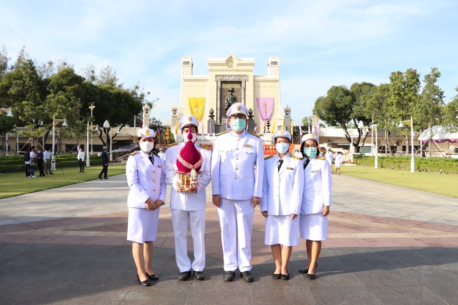 สศอ.ร่วมพิธีวางพานพุ่มดอกไม้ถวายสักการะพระบรมราชานุสรณ์พระบาทสมเด็จพระพุทธยอดฟ้าจุฬาโลกมหาราช เนื่องในวันที่ระลึกมหาจักรีบรมราชวงศ์ พุทธศักราช 2565