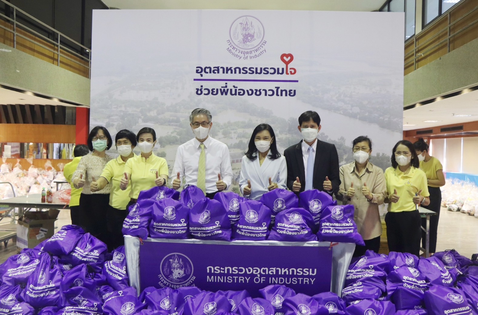 สศอ. มอบสิ่งของอุปโภค บริโภค และของใช้ที่จำเป็น เพื่อนำไปช่วยเหลือผู้ประสบอุทกภัย