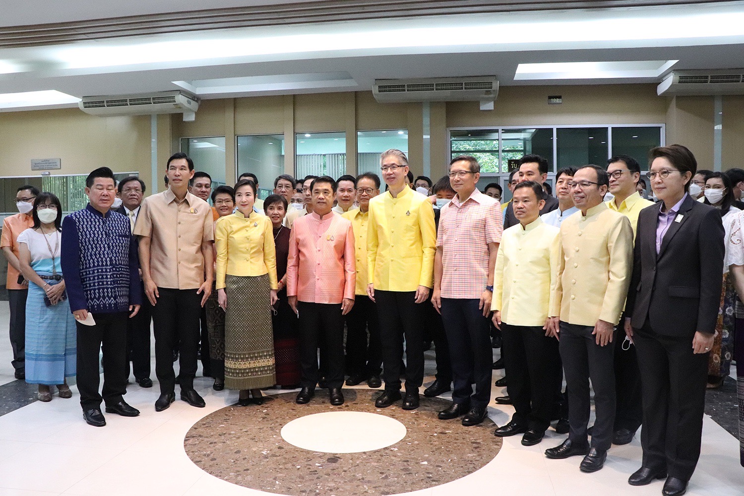 สศอ. ร่วมพิธีทำบุญตักบาตรเนื่องในโอกาสวันขึ้นปีใหม่ พุทธศักราช 2566 กระทรวงอุตสาหกรรม
