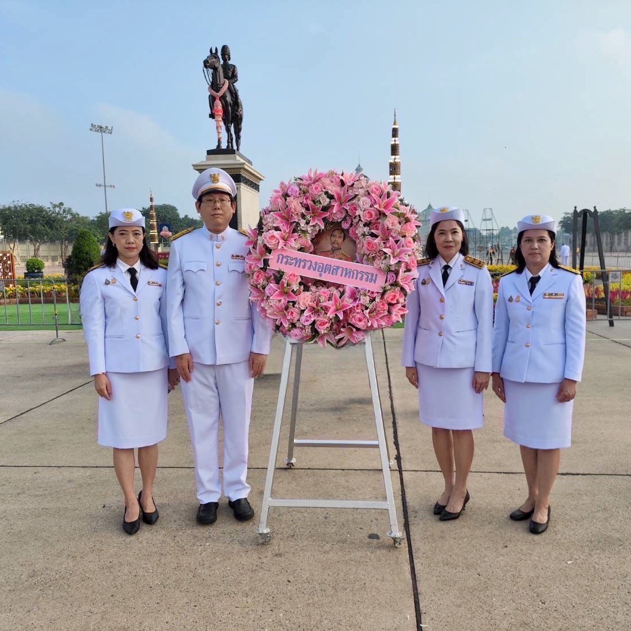 สศอ. เป็นผู้แทนกระทรวงอุตสาหกรรม วางพวงมาลาถวายบังคมพระบรมราชานุสรณ์พระบาทสมเด็จพระจุลจอมเกล้าเจ้าอยู่หัว ในวันปิยมหาราช