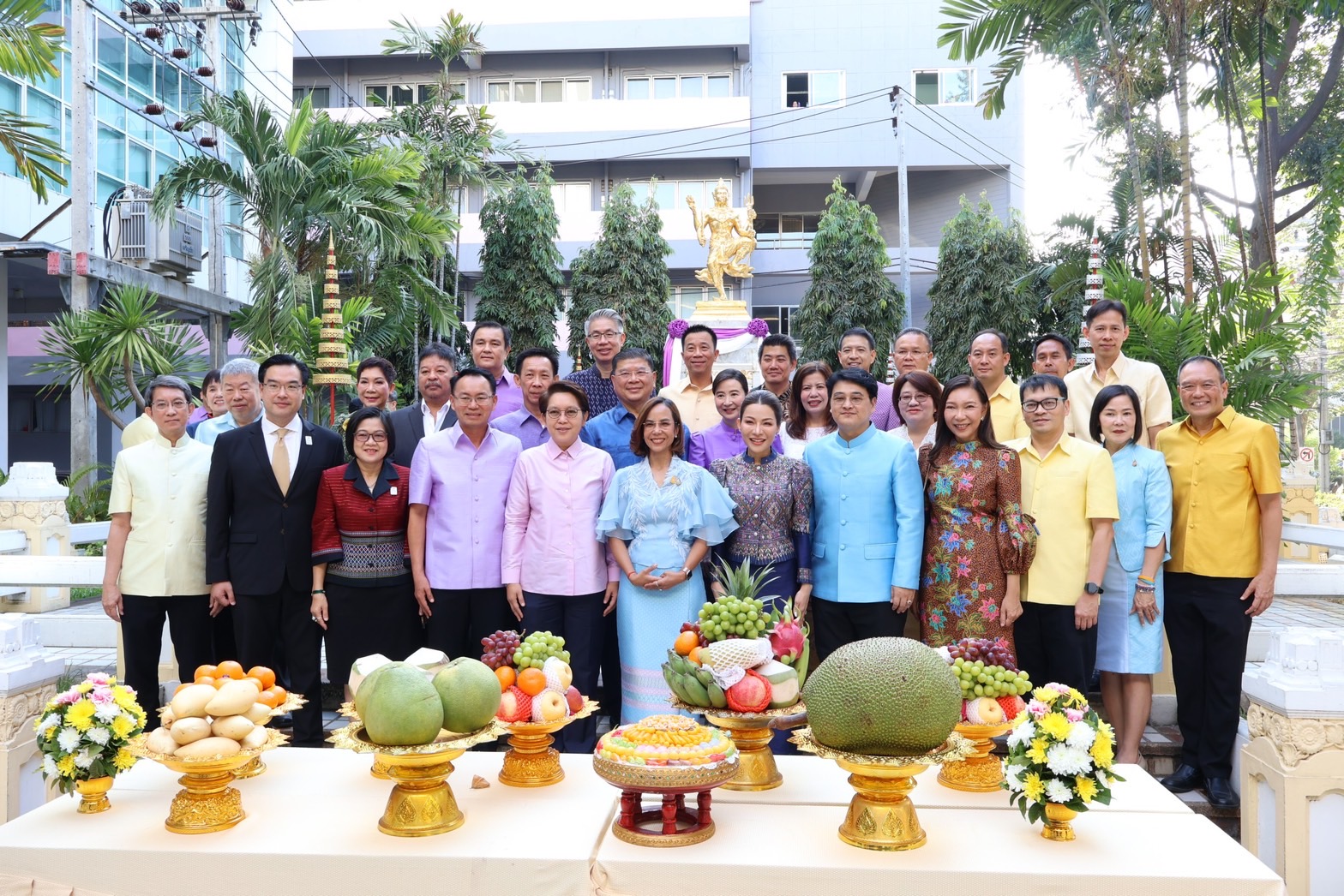 สศอ. ร่วมพิธีทำบุญตักบาตรเนื่องในโอกาสวันขึ้นปีใหม่ พุทธศักราช 2567 กระทรวงอุตสาหกรรม