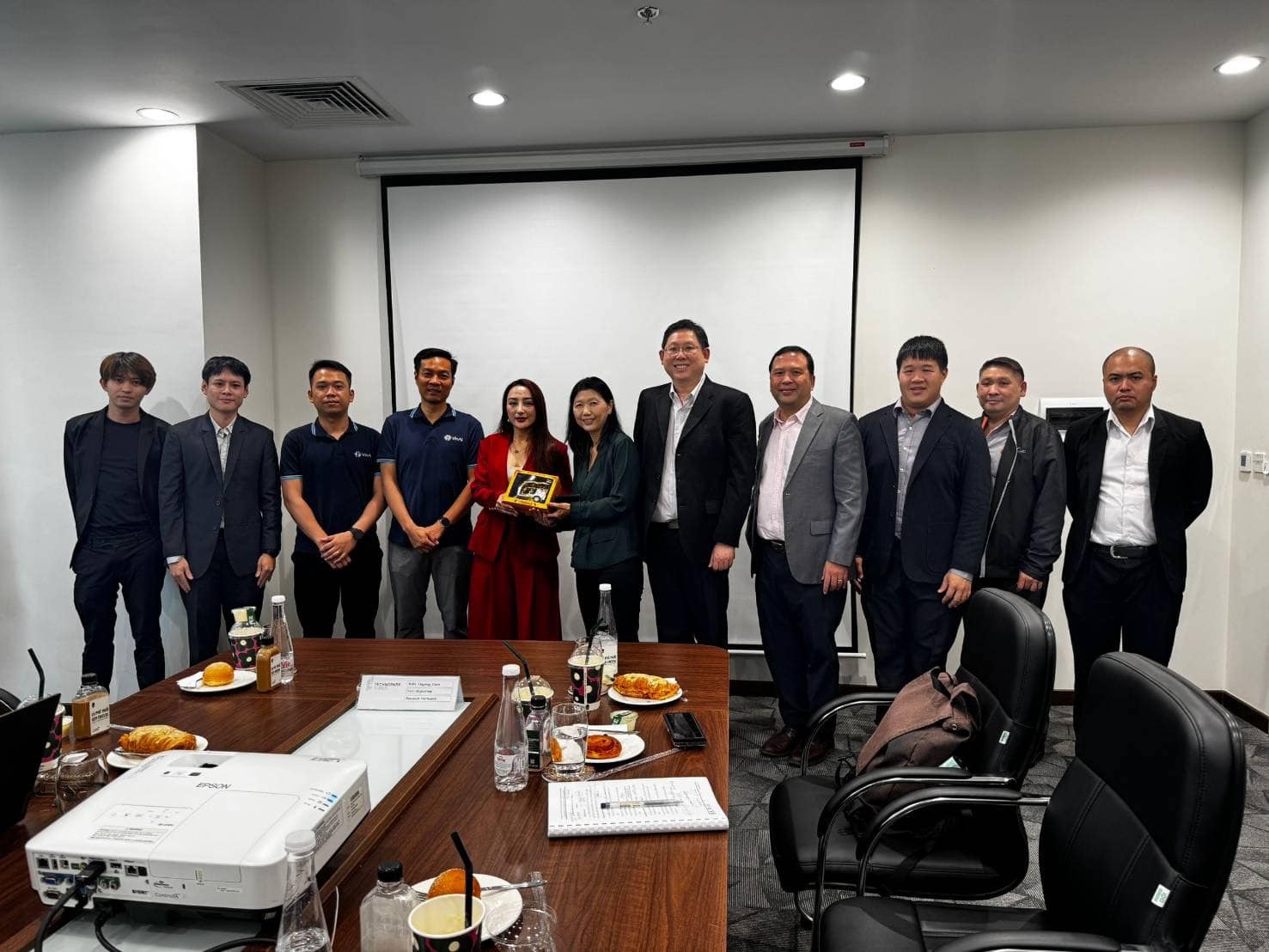 สศอ. ร่วมมือสถาบันยานยนต์ เยือนเวียดนาม กระชับความร่วมมือด้านอุตสาหกรรมชิ้นส่วนยานยนต์และระบบขนส่งและขับขี่อัจฉริยะ รองรับการพัฒนาอุตสาหกรรมยานยนต์แห่งอนาคตของอนุภูมิภาคแม่โขง-ล้านช้าง