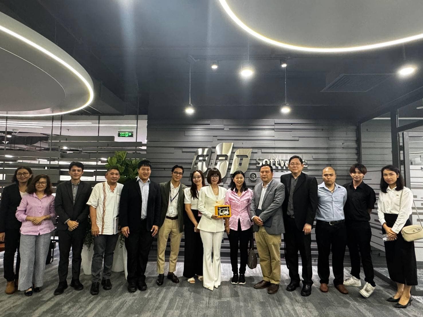 สศอ. ร่วมมือสถาบันยานยนต์ เยือนเวียดนาม กระชับความร่วมมือด้านอุตสาหกรรมชิ้นส่วนยานยนต์และระบบขนส่งและขับขี่อัจฉริยะ รองรับการพัฒนาอุตสาหกรรมยานยนต์แห่งอนาคตของอนุภูมิภาคแม่โขง-ล้านช้าง