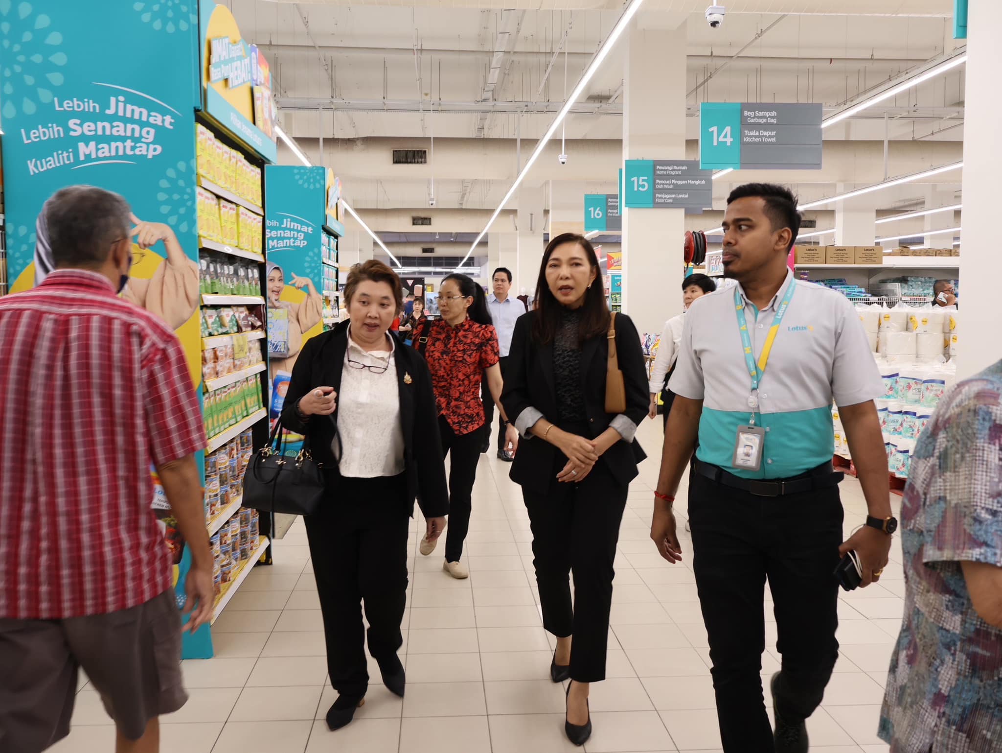 ผศอ. พร้อมเจ้าหน้าที่สำนักงานเศรษฐกิจอุตสาหกรรมเดินทางไปยัง Lotus's สาขา Kepong เพื่อสำรวจพื้นที่สำหรับนำผู้ประกอบการไทยมาจัดแสดงสินค้า ภายใต้ความร่วมมือระหว่างสำนักงานเศรษฐกิจอุตสาหกรรมกับซีพี ซีดดิ้