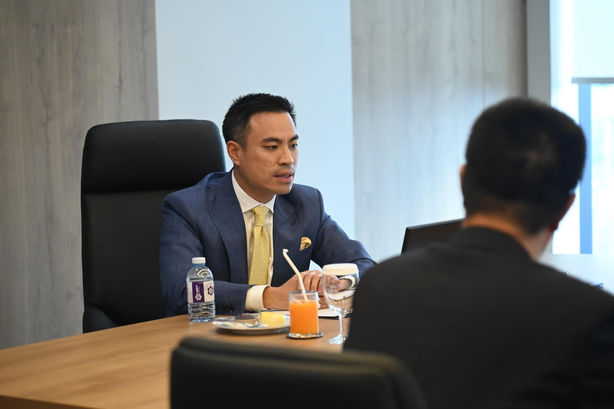 รัฐมนตรีว่าการกระทรวงอุตสาหกรรม คณะที่ปรึกษา และเลขานุการรัฐมนตรี พร้อมด้วย ผู้บริหารระดับสูงของกระทรวงอุตสาหกรรม  เข้าร่วมการประชุมหารือกับบริษัท โฟตอน ซีพี มอเตอร์ จำกัด 