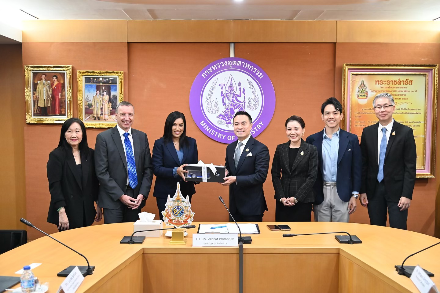 รัฐมนตรีว่าการกระทรวงอุตสาหกรรม และคณะผู้บริหารระดับสูงกระทรวงอุตสาหกรรม เข้าร่วมการประชุมหารือกับคณะผู้บริหารระดับสูงบริษัท เมอร์เซเดส-เบนซ์ เอจี สหพันธ์สาธารณรัฐเยอรมนี และบริษัท เมอร์เซเดส-เบนซ์ (ป