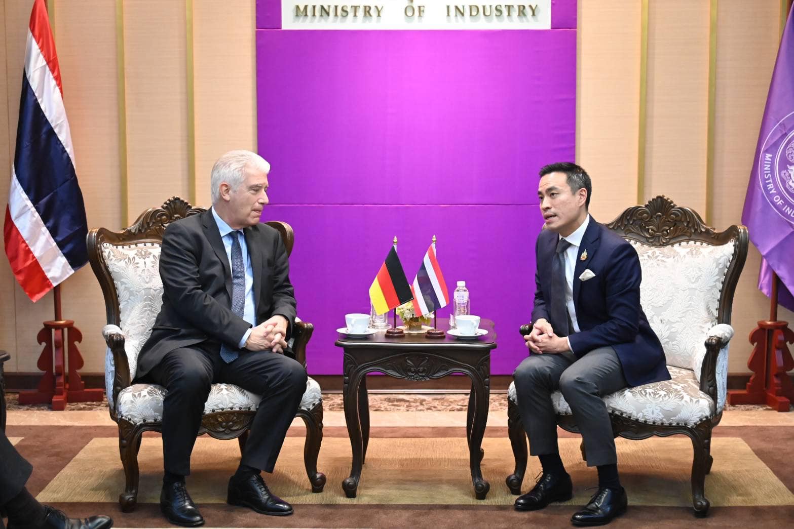 รัฐมนตรีว่าการกระทรวงอุตสาหกรรมให้การต้อนรับเอกอัครราชทูตสหพันธ์สาธารณรัฐเยอรมนีประจำประเทศไทย หารือความร่วมมืออุตสาหกรรมและการส่งเสริมการคมนาคมอัจฉริยะและยั่งยืนในอนาคต