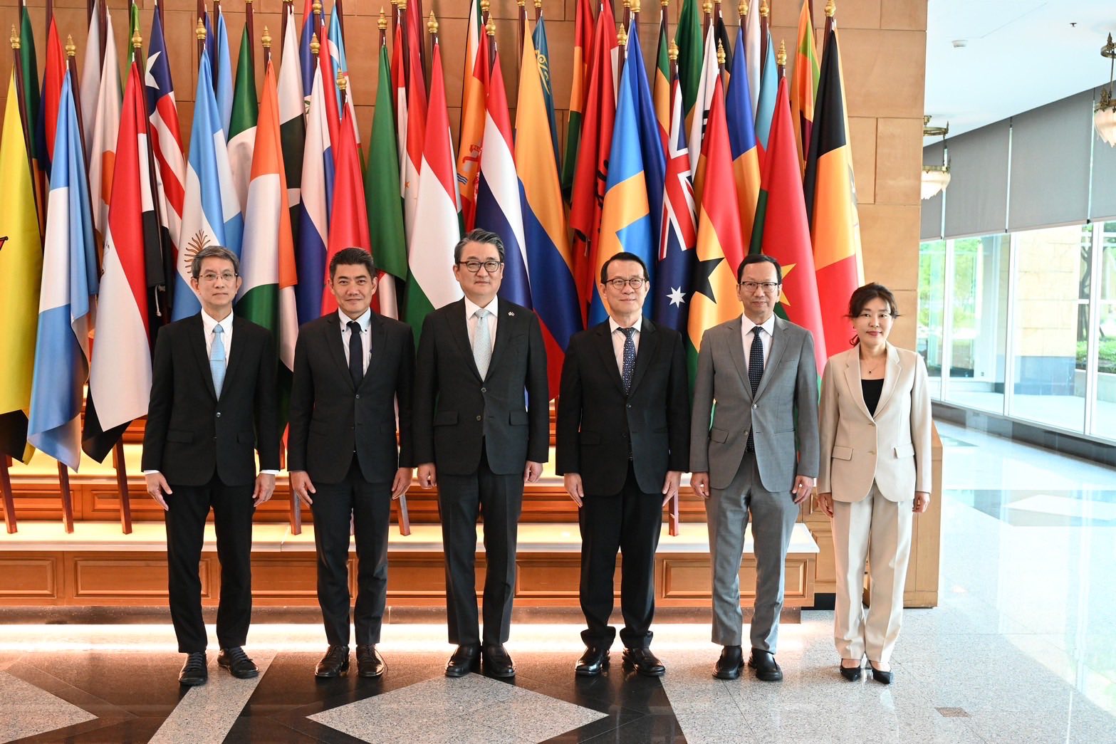 กระทรวงอุตสาหกรรมลงนาม MOU โครงการความร่วมมือทางวิชาการ ไทย-สาธารณรัฐเกาหลี ขับเคลืีอนความร่วมมือไตรภาคีของประเทศไทยเพื่อเสริมสร้างขีดความสามารถด้านความเป็นกลางทางคาร์บอนสาขาอุตสาหกรรมไฟฟ้าและอิเล็กทร