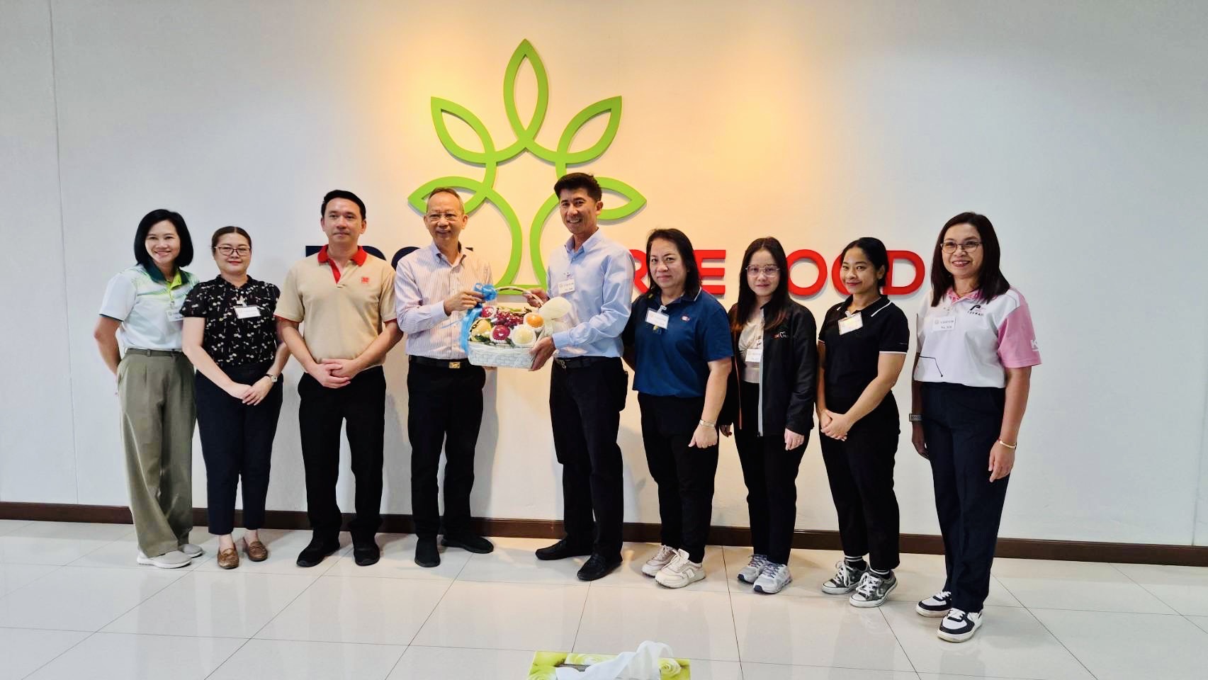 นายพฤกษ์ ศิโรรัตนเศรษฐ์ ผอ.กร.2 พร้อมด้วยเจ้าหน้าที่ กร.2 เข้าร่วมศึกษาดูงานและเยี่ยมชมสถานประกอบการอุตสาหกรรมบรรจุภัณฑ์