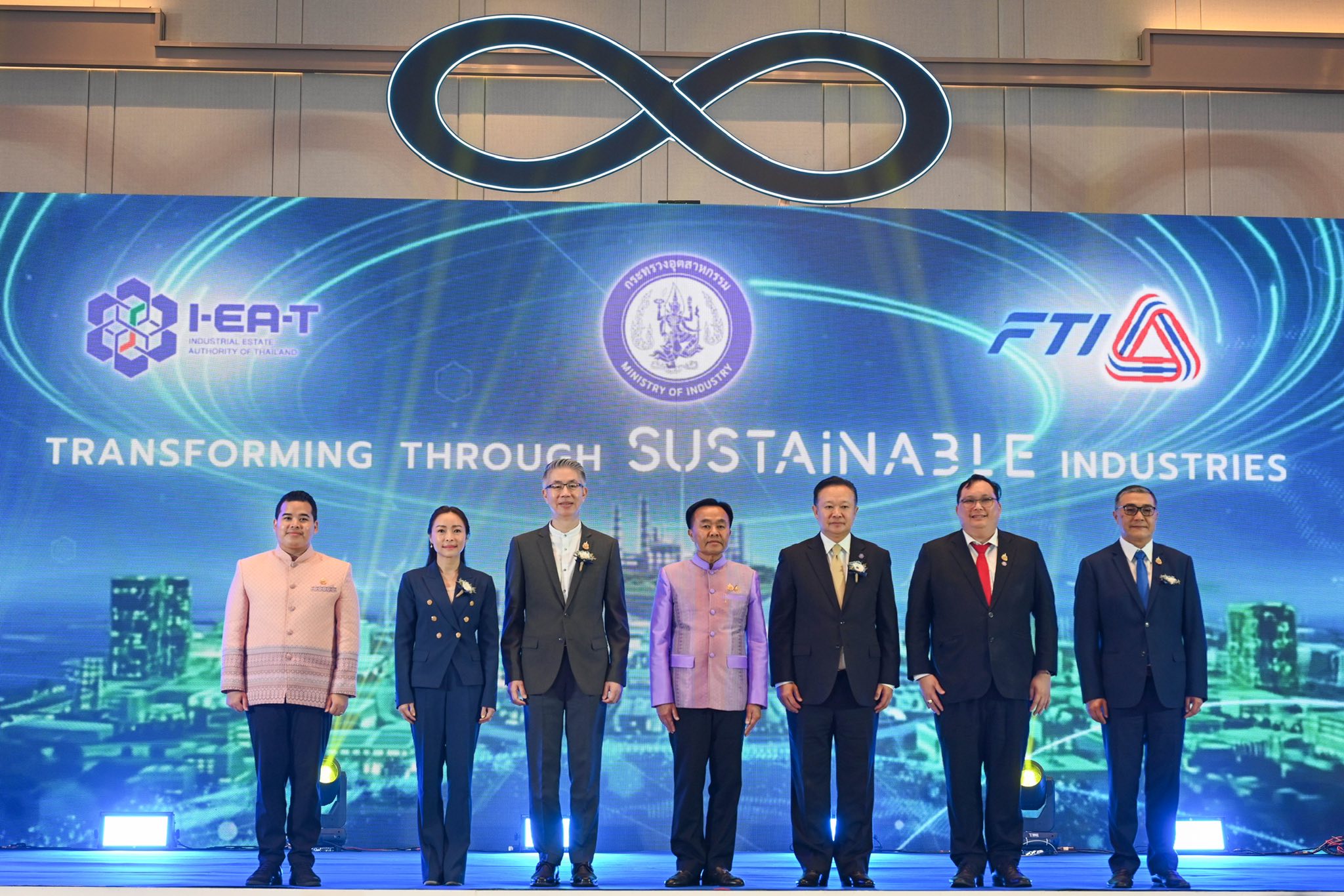 สศอ. ร่วมงาน ECO Innovation Forum 2025 พลิกโฉมอุตสาหกรรมไทย รวมพลังรัฐ - เอกชน ปักธง “อุตสาหกรรมใหม่คู่ชุมชน” มุ่งสู่ความยั่งยืน