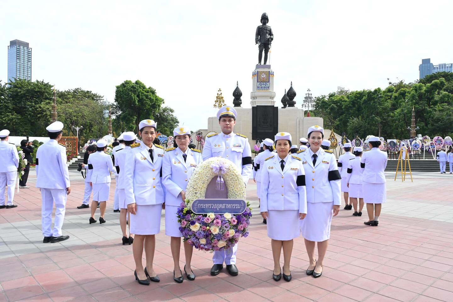 สศอ. วางพวงมาลาถวายบังคมพระบรมราชานุสรณ์พระบาทสมเด็จพระมงกุฎเกล้าเจ้าอยู่หัว เนื่องในวันคล้ายวันสวรรคต พุทธศักราช 2568