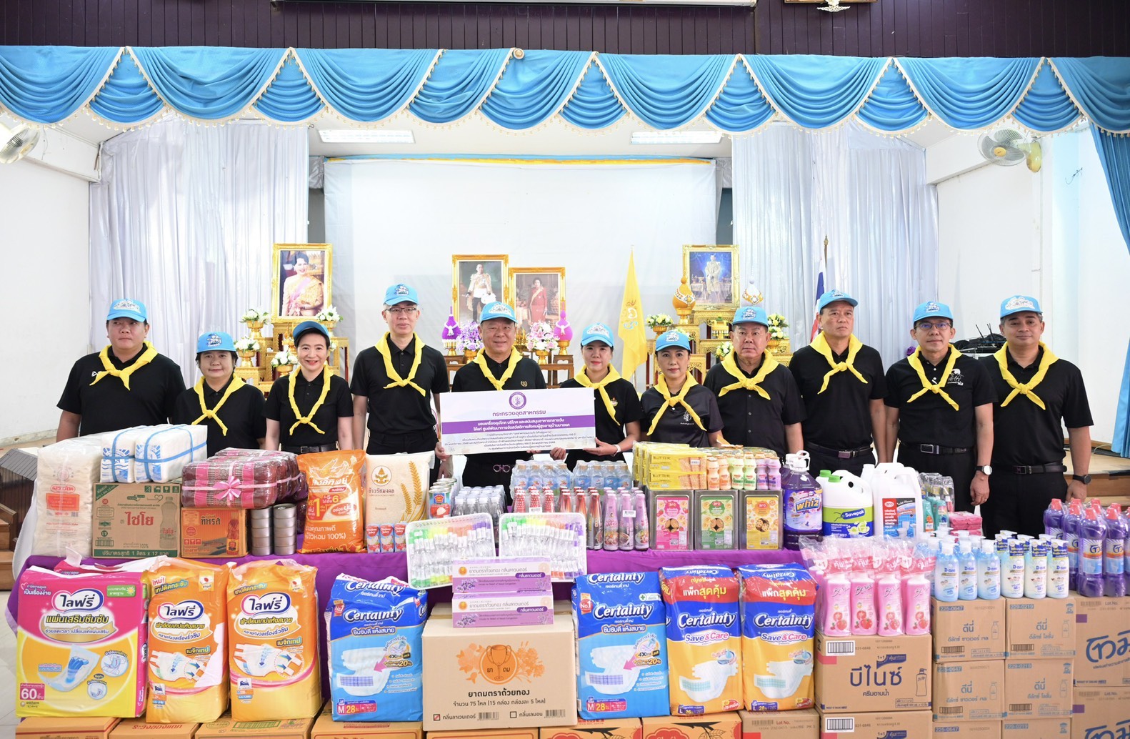 ผศอ.ศุภกิจ นำทีม สศอ. ร่วมกิจกรรม "อุตสาหกรรมรวมใจ" ณ บ้านบางแค น้อมรำลึกพระมหากรุณาธิคุณพระบาทสมเด็จพระมงกุฎเกล้าเจ้าอยู่หัว และสมเด็จเจ้าฟ้าฯ กรมพระนครปฐมบรมขัตติยานี มหาธีรราชธิดา ณ ศูนย์พัฒนาการจั