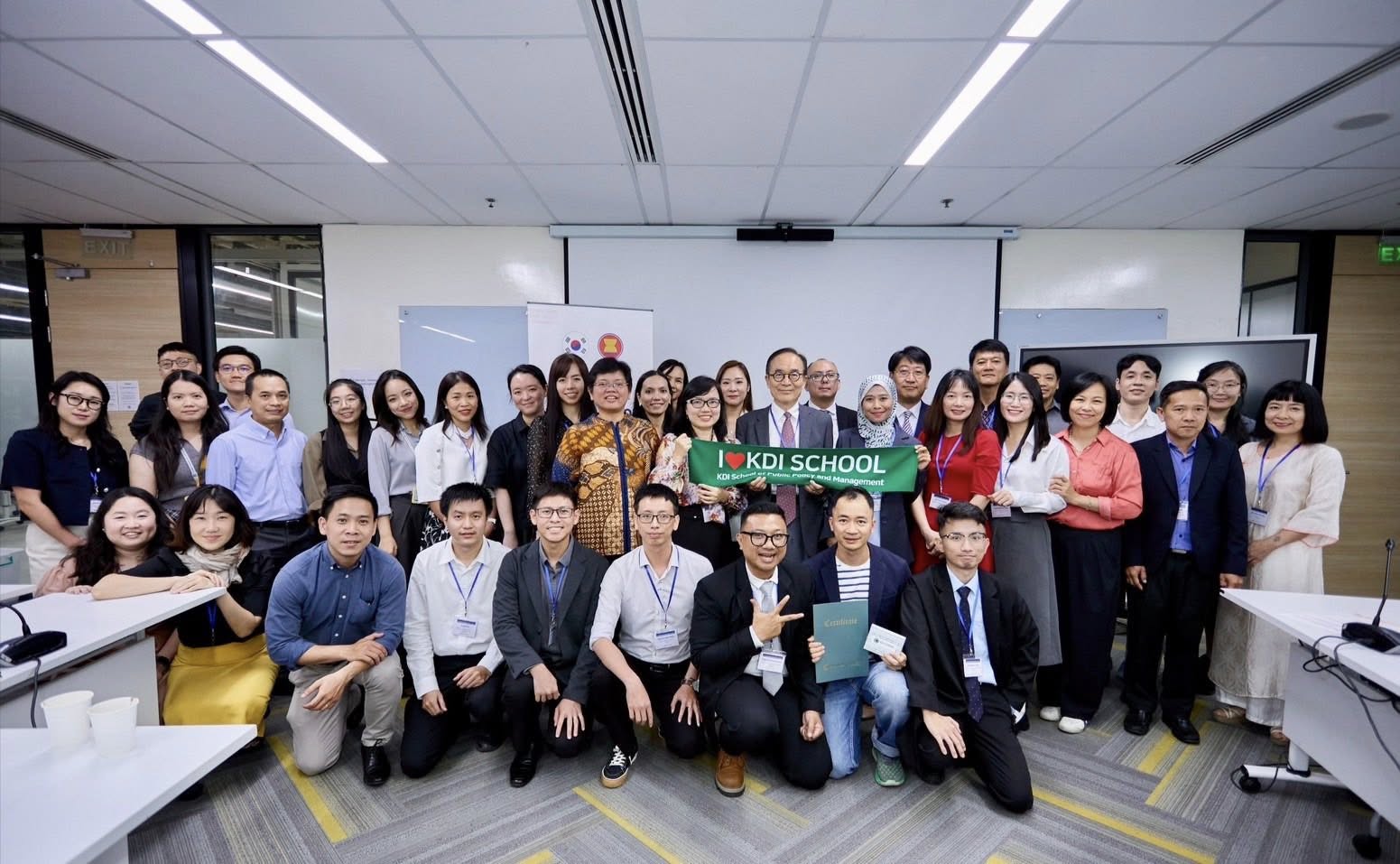 สศอ. ร่วมมือเครือข่ายสถาบันการศึกษาของเกาหลีและเวียดนาม แสวงหาความร่วมมือและสนับสนุนการพัฒนาอุตสาหกรรมเศรษฐกิจสร้างสรรค์ Creative Economy ณ นครโฮจิมินห์ สาธารณรัฐสังคมนิยมเวียดนาม