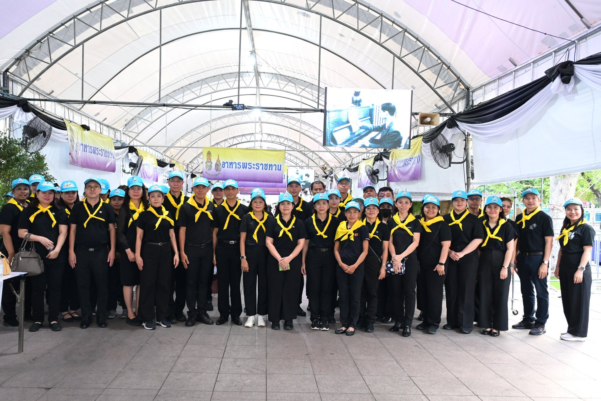 สศอ. รวมพลังจิตอาสาร่วมกับหน่วยงานใน อก. มอบอาหารและน้ำดื่มบริการประชาชนที่เดินทางมาร่วมกราบบังคมพระบรมศพ สมเด็จพระนางเจ้าสิริกิติ์ พระบรมราชินีนาถ พระบรมราชชนนีพันปีหลวง ณ บริเวณท้องสนามหลวง