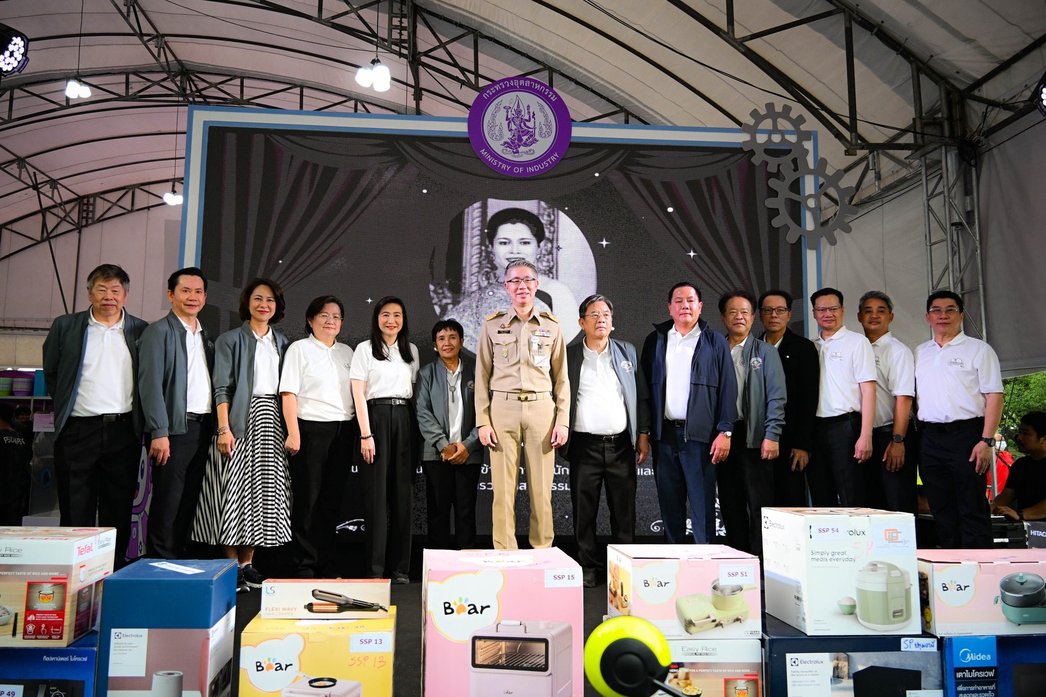 เริ่มแล้ว…งานกาชาดวันแรก สศอ. ร่วมพิธีเปิดร้านกระทรวงอุตสาหกรรม