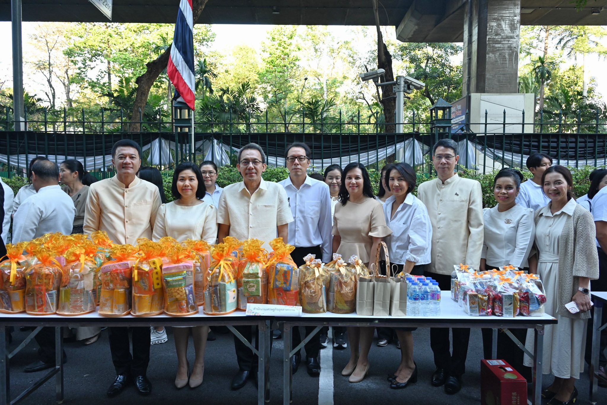 ผศอ.ศุภกิจ นำทีม สศอ. ทำบุญตักบาตรเนื่องในโอกาสวันขึ้นปีใหม่ พุทธศักราช 2569