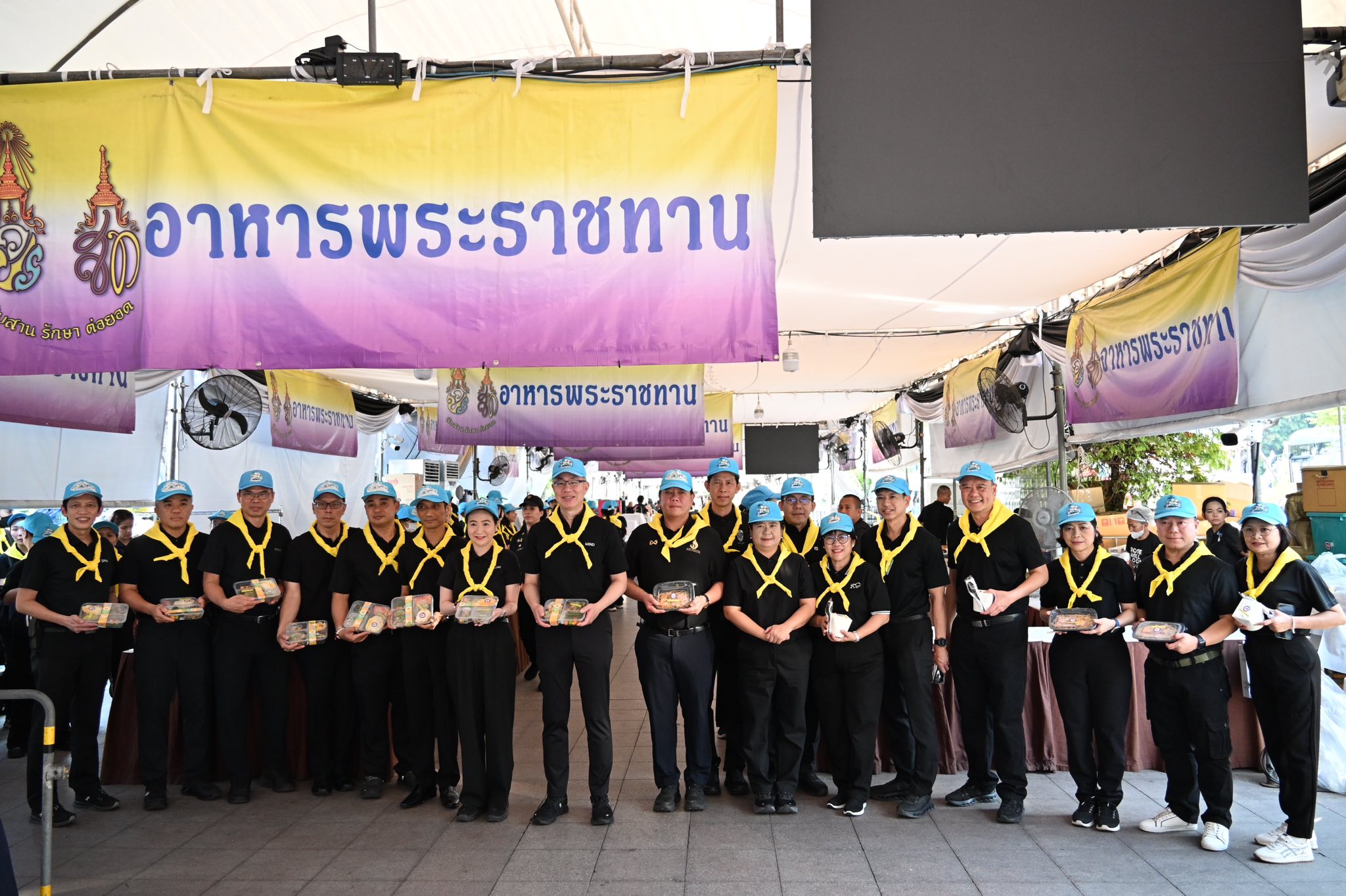 สศอ. รวมพลังจิตอาสาร่วมกับหน่วยงานใน อก. มอบอาหารและน้ำดื่มบริการประชาชนที่เดินทางมาร่วมกราบบังคมพระบรมศพ สมเด็จพระนางเจ้าสิริกิติ์ พระบรมราชินีนาถ พระบรมราชชนนีพันปีหลวง ณ บริเวณท้องสนามหลวง