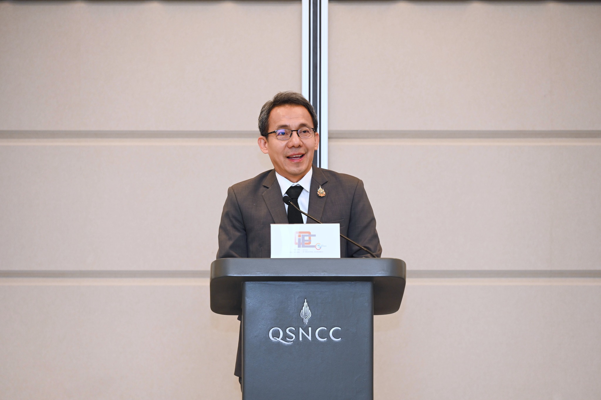 สศอ. จัดงานเสวนา Afternoon Talk ครั้งที่ 1 เรื่อง “พลิกเกมภูมิรัฐศาสตร์โลก ปรับแนวคิด ก้าวข้ามความท้าทาย ดันอุตสาหกรรมไทยสู่ความยั่งยืน” ในห้วงงานประจำปี สศอ. (OIE Forum) ครั้งที่ 17