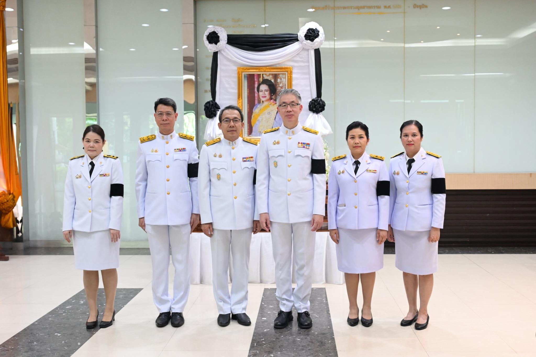 สำนักงานเศรษฐกิจอุตสาหกรรม ได้รับพระราชทานพระบรมราชานุญาตให้ร่วมเป็นเจ้าภาพพระพิธีธรรม สวดพระอภิธรรมพระบรมศพ สมเด็จพระนางเจ้าสิริกิติ์ พระบรมราชินีนาถ พระบรมราชชนนีพันปีหลวง