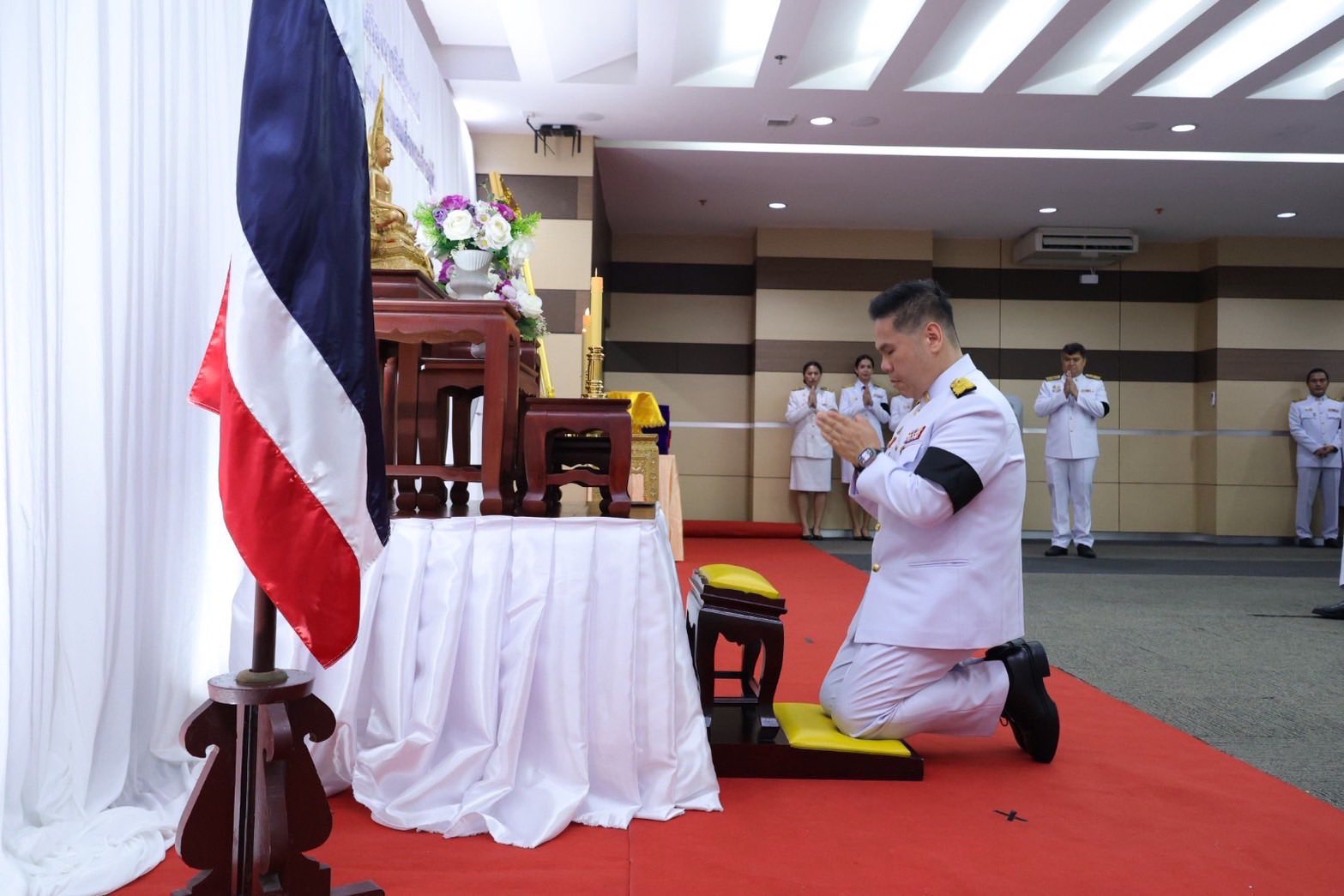 สำนักงานเศรษฐกิจอุตสาหกรรม เข้ารับพระราชทานเครื่องราชอิสริยาภรณ์ เบื้องหน้าพระบรมฉายาลักษณ์พระบาทสมเด็จพระเจ้าอยู่หัว