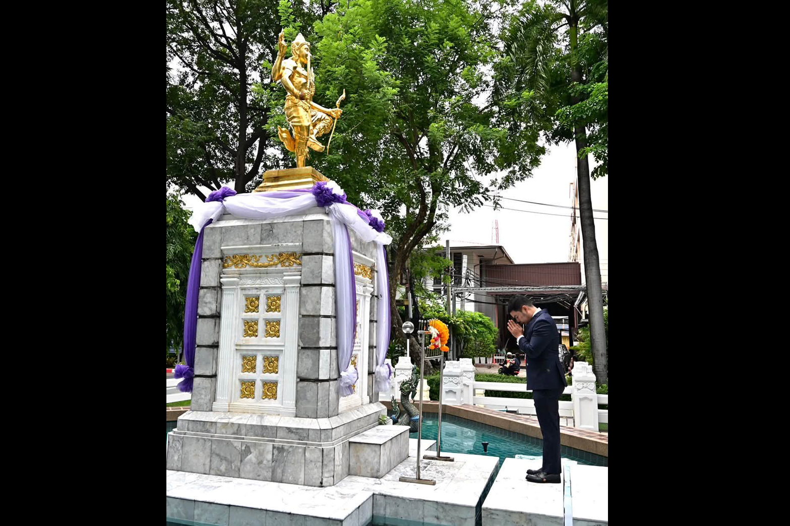 ผู้ช่วยรัฐมนตรี ก.อุตฯ “ทัตพงศ์ สะสมทรัพย์” สักการะสิ่งศักดิ์สิทธิ์ประจำกระทรวง ในโอกาสเข้ารับตำแหน่ง