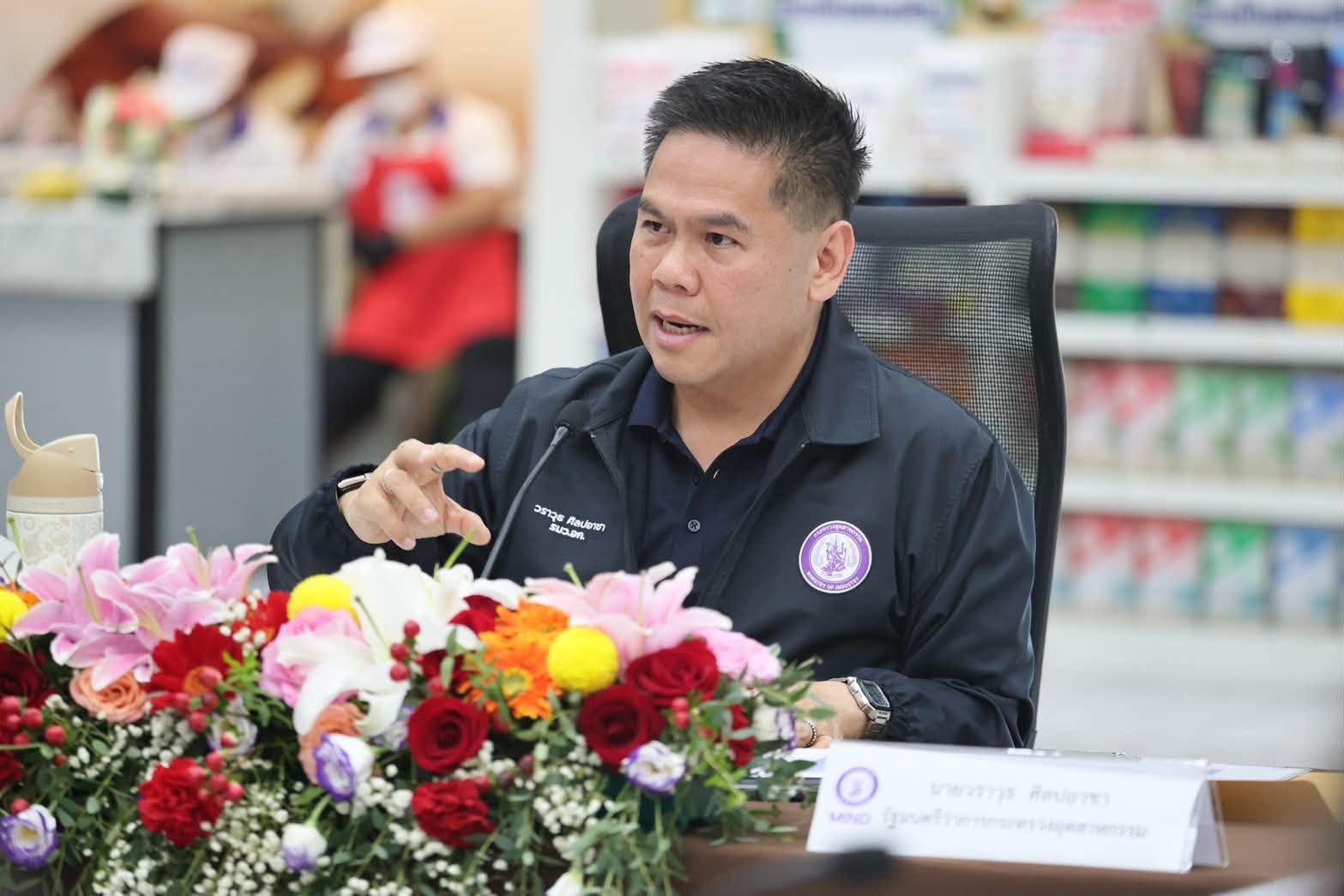 “วราวุธ” นำทีมอุตสาหกรรมลงพื้นที่นครปฐม ตรวจเยี่ยม “โรงเส้นหมี่ชอเฮง” เปิดโต๊ะ ร่วมถก กมธ.-เอกชน พัฒนาภาคอุตสาหกรรม ดันเศรษฐกิจกลุ่ม จว.ภาคกลางปริมณฑล