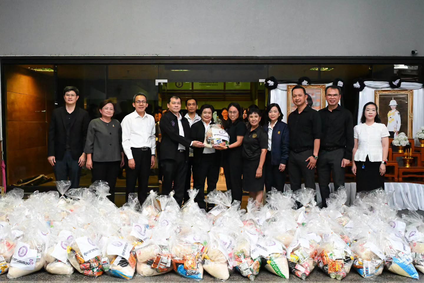 ผศอ. นำทีม สศอ. ร่วมส่งมอบถุงยังชีพช่วยเหลือประชาชนฝ่าวิกฤตอุทกภัย
