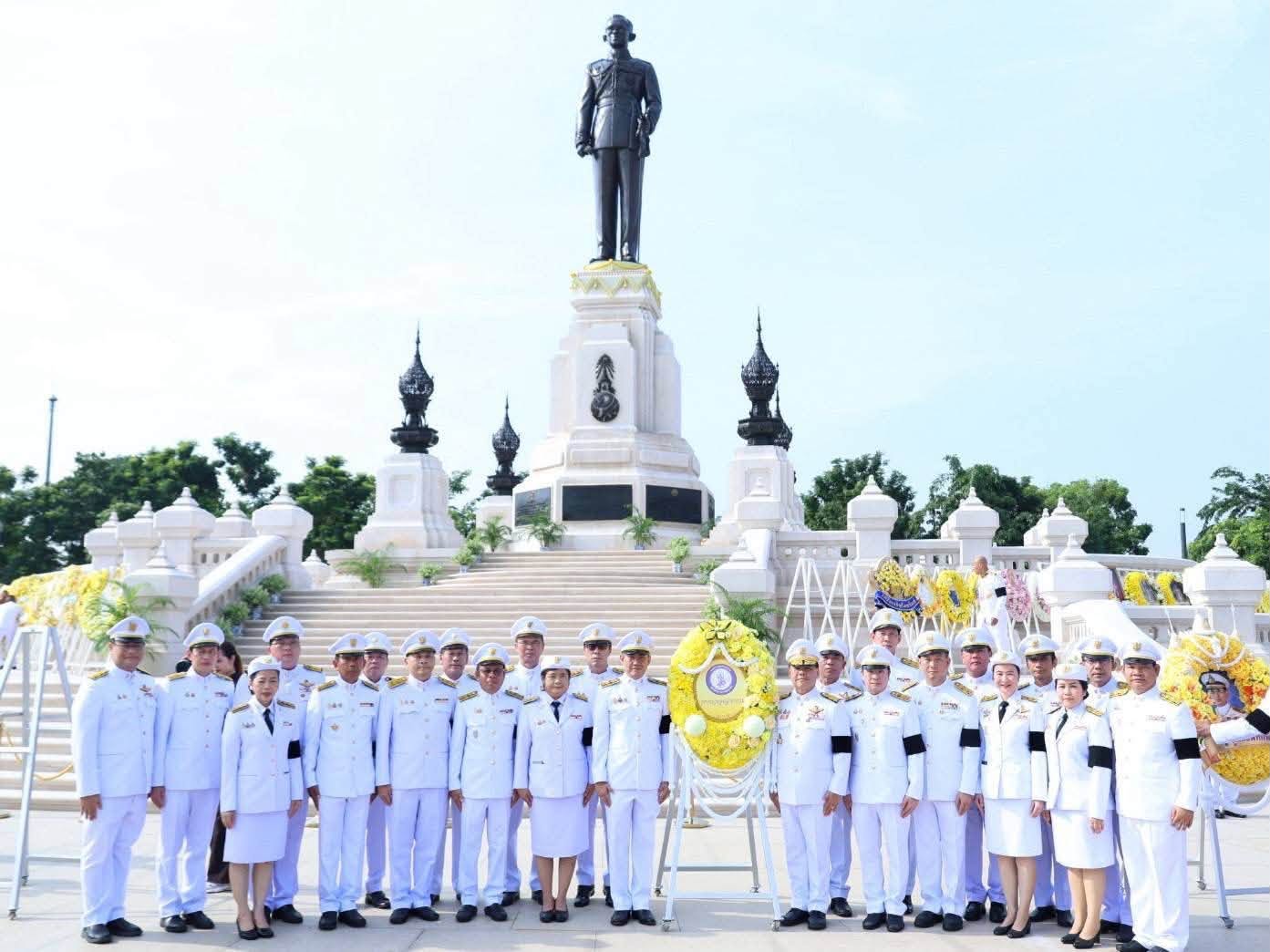 กระทรวงอุตสาหกรรม วางพวงมาลาถวายบังคม เนื่องในวันนวมินทรมหาราช