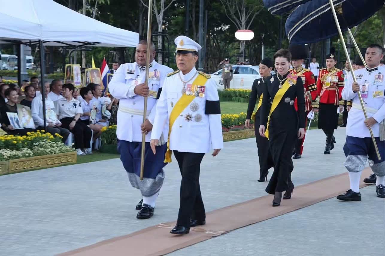 กระทรวงอุตสาหกรรม เฝ้ารับเสด็จ ในหลวง-พระราชินี วางพวงมาลาถวายบังคมพระบรมรูป ในหลวง รัชกาลที่ 9 เนื่องในวันนวมินทรมหาราช 
