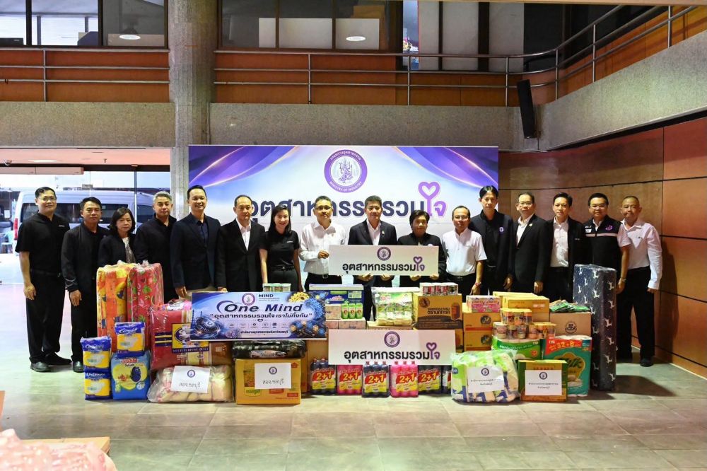 รศอ.นรุณ ร่วมส่งมอบถุงยังชีพช่วยเหลือประชาชนฝ่าวิกฤตอุทกภัย