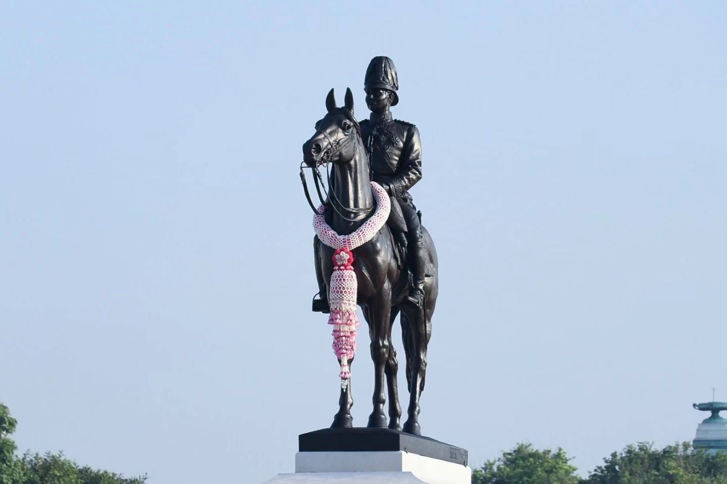 กระทรวงอุตสาหกรรมวางพวงมาลาถวายบังคมพระบรมราชานุสรณ์พระบาทสมเด็จพระจุลจอมเกล้าเจ้าอยู่หัว เนื่องในวันปิยมหาราช