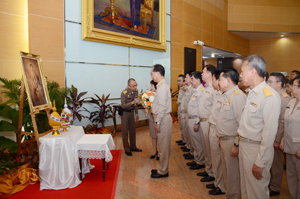 นายพสุ โลหารชุน ปลัดกระทรวงอุตสาหกรรม พร้อมด้วยคณะผู้บริหารกระทรวงอุตสาหกรรม นำแจกันดอกไม้ถวายหน้าพระฉายาลักษณ์สมเด็จพระเจ้าลูกเธอ เจ้าฟ้าจุฬาภรณวลัยลักษณ์ อัครราชกุมารีฯ